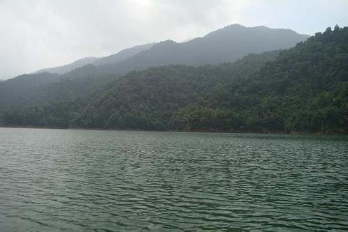 《水污染防治法》下地表飲用水水源保護(hù)區(qū)與二級(jí)保護(hù)區(qū)的禁止行為解析